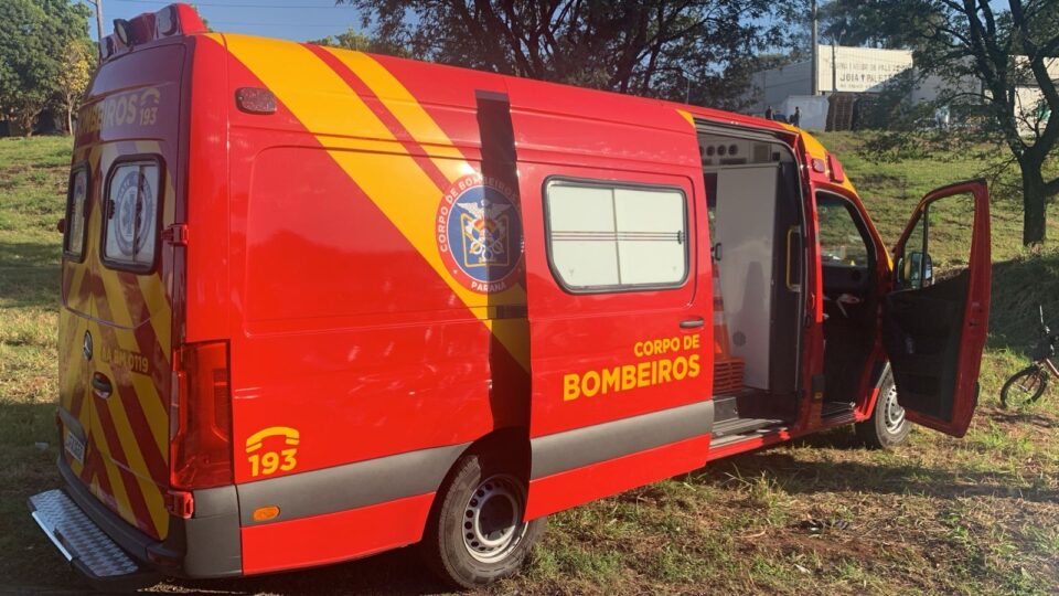 Bombeiros atendendo a um acidente de trânsito em Maringá
