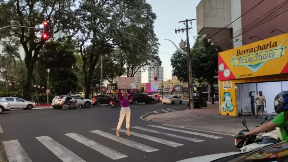 Donas de Espaço de Beleza Usam Cartaz Bem-Humorado