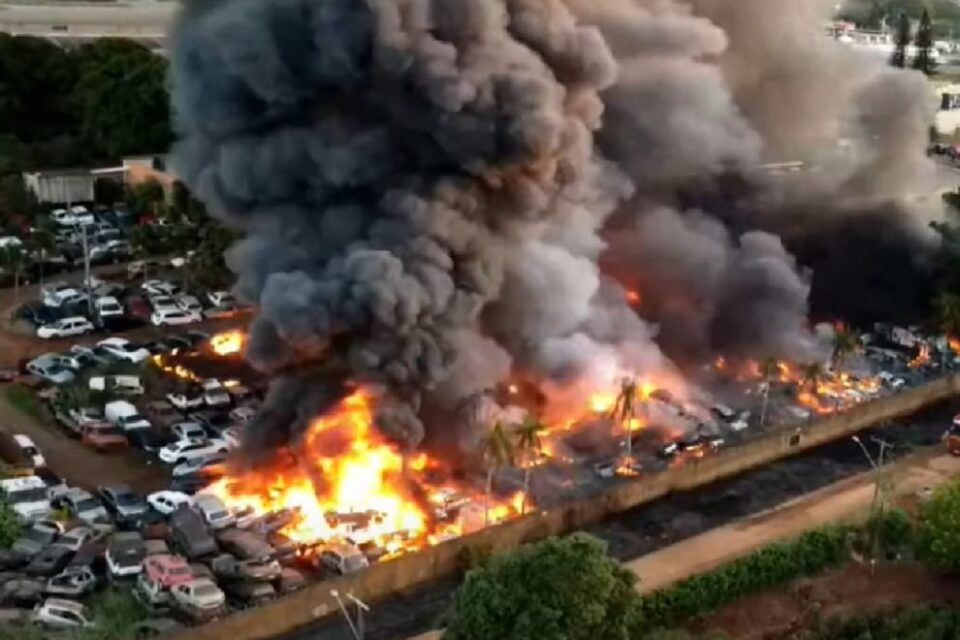 Incêndio em pátio de veículos apreendidos em Londrina