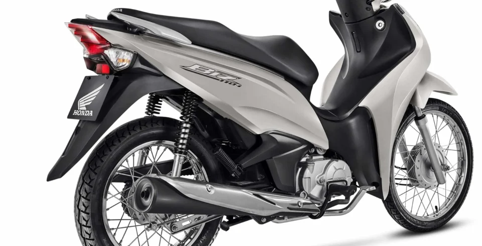 Motociclista leva multa por não usar cinto de segurança