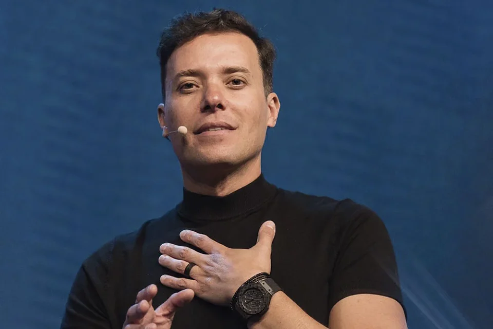 Pastor André Valadão aconselha evangélicos a não enviarem filhos à faculdade, gerando polêmica nas redes sociais.