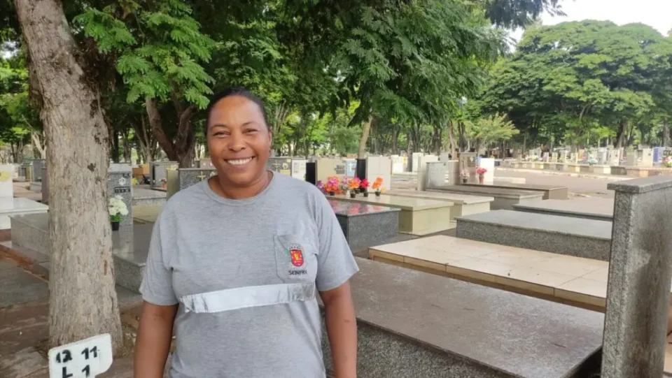 Sueli trabalhando como sepultadora em Maringá