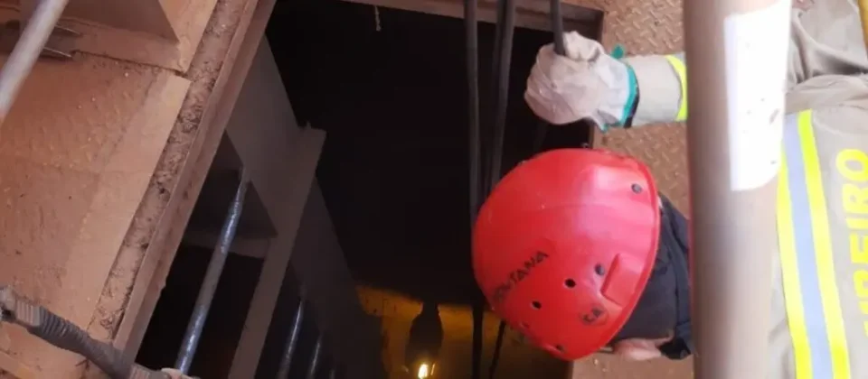 Trabalhador Ferido ao Cair em Fosso de Elevador