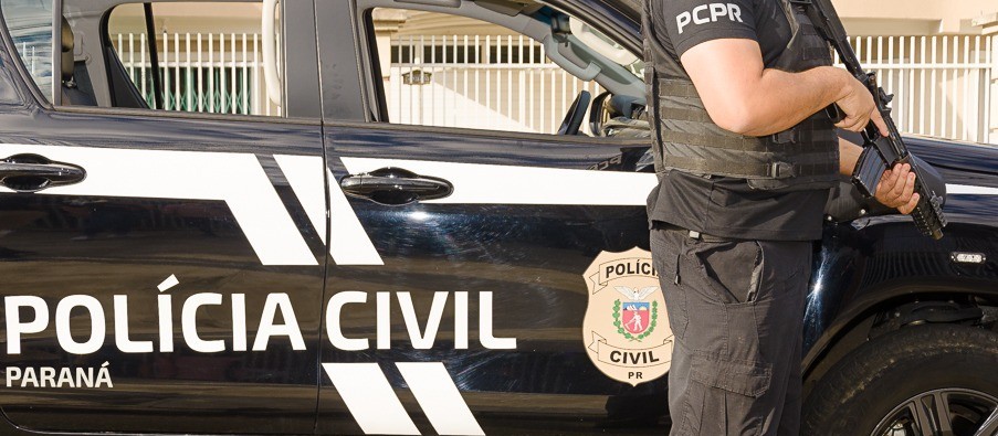 A polícia continua a buscar a quinta pessoa da família