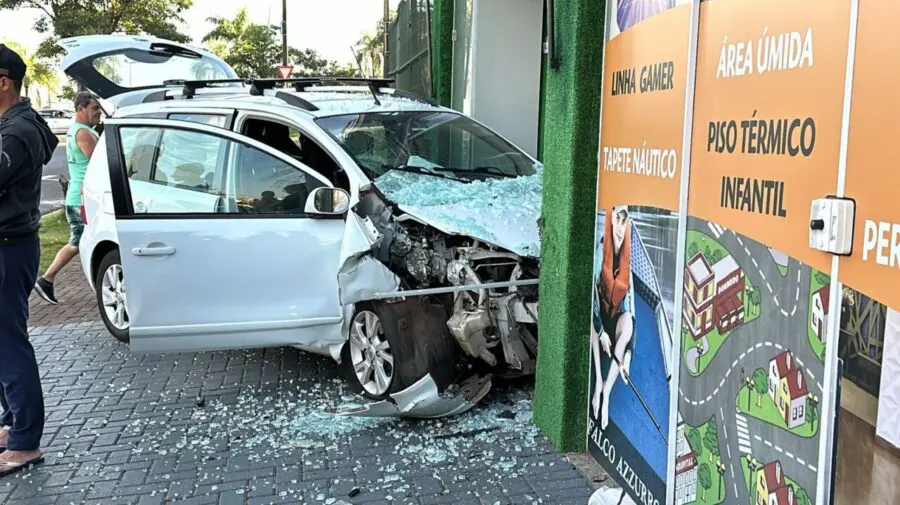 Acidente de trânsito em Maringá com carro invadindo preferencial