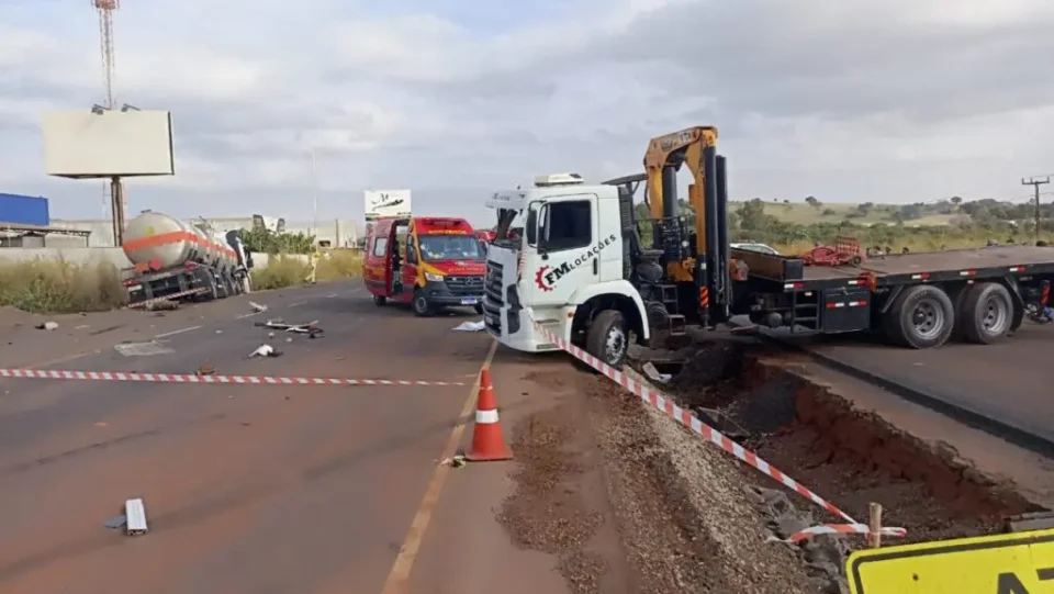 Acidente entre caminhões na PR-317 em Maringá