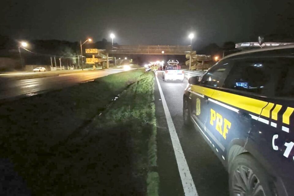 Acidente na BR-277 resulta na morte de motorista ejetado.