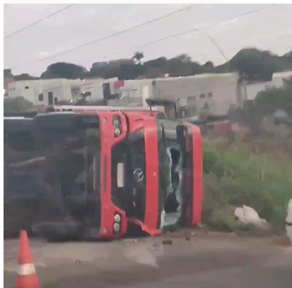 Caminhão tombado no Contorno Sul de Maringá