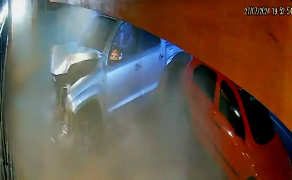 Caminhonete invade churrascaria em Ibiporã, causando mortes.