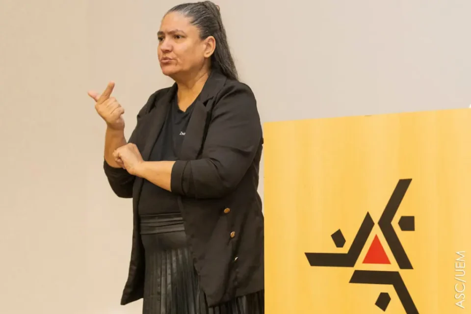 Concurso UEM: Salário de R$ 7,6 Mil para Intérprete de Libras