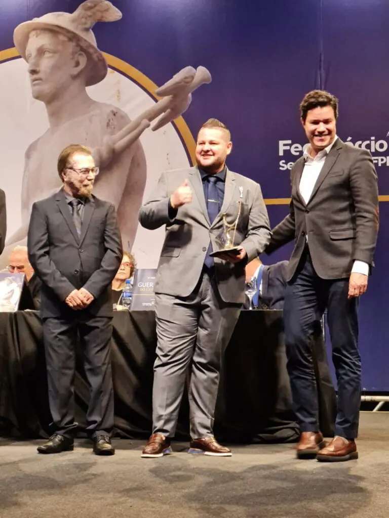 Diretor de Ótica Recebe Prestigioso Troféu Guerreiro do Comércio