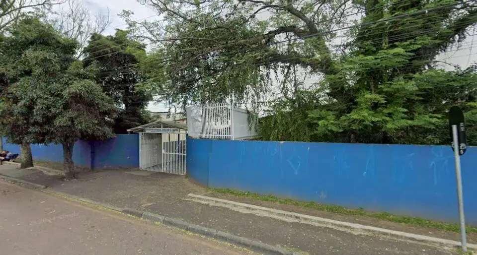 Estudante de 14 anos morre após desmaiar na entrada de escola