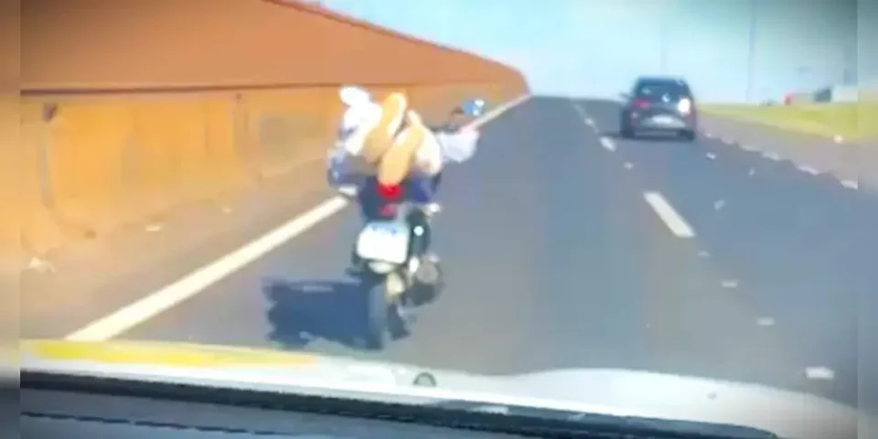 Motociclista sem CNH faz manobra perigosa na BR-277