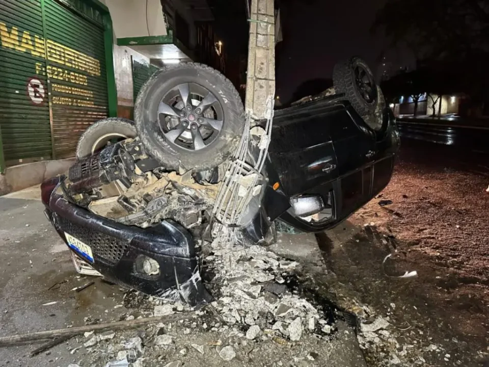 Motorista Sofre Acidente Perseguindo Ladrões em Maringá Na manhã desta segunda-feira, um motorista que estaria perseguindo ladrões sofreu um grave acidente em Maringá, no Paraná. O incidente foi registrado por câmeras de segurança e rapidamente viralizou nas redes sociais. A colisão aconteceu no cruzamento de duas ruas movimentadas, resultando em danos significativos ao veículo envolvido. O Acidente e Seus Detalhes O motorista, ao tentar interceptar os suspeitos, perdeu o controle do carro e colidiu violentamente contra um poste. Segundo testemunhas, ele estava em alta velocidade, o que contribuiu para a severidade do impacto. O vídeo do acidente mostra o momento exato da colisão, destacando a intensidade do choque. Contexto da Perseguição A perseguição teve início após o motorista avistar os ladrões em atividade suspeita nas proximidades. Determinado a capturá-los, ele iniciou uma perseguição pelas ruas da cidade. Durante o trajeto, a velocidade excessiva e a imprudência resultaram no acidente. Reação das Autoridades Imediatamente após o acidente, equipes de socorro foram acionadas. A Polícia Militar e o Corpo de Bombeiros chegaram rapidamente ao local para prestar assistência ao motorista. Felizmente, ele sofreu apenas ferimentos leves e foi encaminhado para um hospital próximo para avaliação médica. Consequências Legais e Investigações A Polícia Militar informou que está conduzindo uma investigação detalhada para entender todos os aspectos do incidente. Além disso, as autoridades estão analisando as imagens das câmeras de segurança para identificar e localizar os ladrões envolvidos na perseguição. Repercussão na Comunidade O acidente gerou um grande alvoroço na comunidade local. Muitos moradores expressaram preocupação com a segurança nas ruas e a crescente incidência de crimes. A ação do motorista, embora arriscada, foi vista por alguns como um ato de coragem, enquanto outros criticaram a imprudência e os riscos envolvidos. Cenas de Grande Impacto As imagens do acidente, divulgadas nas redes sociais, mostram o momento dramático da colisão e a subsequente chegada das equipes de resgate. Esse material visual tem gerado debates acalorados sobre as ações de cidadãos na tentativa de combater o crime, e os limites entre o heroísmo e a imprudência. Segurança Pública em Foco O episódio trouxe à tona discussões sobre a eficácia das medidas de segurança pública em Maringá. As autoridades locais reforçaram a importância de acionar a polícia em casos de suspeita de atividade criminosa, ao invés de tentar resolver a situação por conta própria, para evitar acidentes e garantir a segurança de todos os envolvidos. Conclusão O acidente envolvendo o motorista que perseguia ladrões em Maringá serve como um alerta sobre os perigos da imprudência e a importância de confiar nas autoridades para a resolução de crimes. Enquanto a comunidade se recupera do choque, as investigações continuam, com a esperança de que os responsáveis pelos atos criminosos sejam capturados em breve. Motorista Sofre Acidente Perseguindo Ladrões em Maringá Na manhã desta segunda-feira, um motorista que estaria perseguindo ladrões sofreu um grave acidente em Maringá, no Paraná. O incidente foi registrado por câmeras de segurança e rapidamente viralizou nas redes sociais. A colisão aconteceu no cruzamento de duas ruas movimentadas, resultando em danos significativos ao veículo envolvido. O Acidente e Seus Detalhes O motorista, ao tentar interceptar os suspeitos, perdeu o controle do carro e colidiu violentamente contra um poste. Segundo testemunhas, ele estava em alta velocidade, o que contribuiu para a severidade do impacto. O vídeo do acidente mostra o momento exato da colisão, destacando a intensidade do choque. Contexto da Perseguição A perseguição teve início após o motorista avistar os ladrões em atividade suspeita nas proximidades. Determinado a capturá-los, ele iniciou uma perseguição pelas ruas da cidade. Durante o trajeto, a velocidade excessiva e a imprudência resultaram no acidente. Reação das Autoridades Imediatamente após o acidente, equipes de socorro foram acionadas. A Polícia Militar e o Corpo de Bombeiros chegaram rapidamente ao local para prestar assistência ao motorista. Felizmente, ele sofreu apenas ferimentos leves e foi encaminhado para um hospital próximo para avaliação médica. Consequências Legais e Investigações A Polícia Militar informou que está conduzindo uma investigação detalhada para entender todos os aspectos do incidente. Além disso, as autoridades estão analisando as imagens das câmeras de segurança para identificar e localizar os ladrões envolvidos na perseguição. Repercussão na Comunidade O acidente gerou um grande alvoroço na comunidade local. Muitos moradores expressaram preocupação com a segurança nas ruas e a crescente incidência de crimes. A ação do motorista, embora arriscada, foi vista por alguns como um ato de coragem, enquanto outros criticaram a imprudência e os riscos envolvidos. Cenas de Grande Impacto As imagens do acidente, divulgadas nas redes sociais, mostram o momento dramático da colisão e a subsequente chegada das equipes de resgate. Esse material visual tem gerado debates acalorados sobre as ações de cidadãos na tentativa de combater o crime, e os limites entre o heroísmo e a imprudência. Segurança Pública em Foco O episódio trouxe à tona discussões sobre a eficácia das medidas de segurança pública em Maringá. As autoridades locais reforçaram a importância de acionar a polícia em casos de suspeita de atividade criminosa, ao invés de tentar resolver a situação por conta própria, para evitar acidentes e garantir a segurança de todos os envolvidos. Conclusão O acidente envolvendo o motorista que perseguia ladrões em Maringá serve como um alerta sobre os perigos da imprudência e a importância de confiar nas autoridades para a resolução de crimes. Enquanto a comunidade se recupera do choque, as investigações continuam, com a esperança de que os responsáveis pelos atos criminosos sejam capturados em breve. Motorista Sofre Acidente Perseguindo Ladrões em Maringá