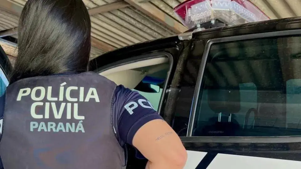 Mulher Presa por Manter Namoro com Menina de 12 Anos