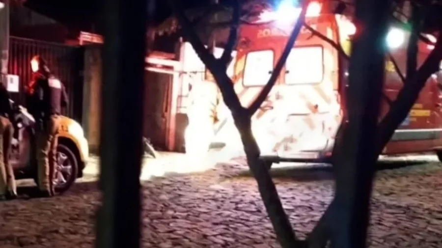 Pais detidos após morte de bebê de 50 dias com lesões.