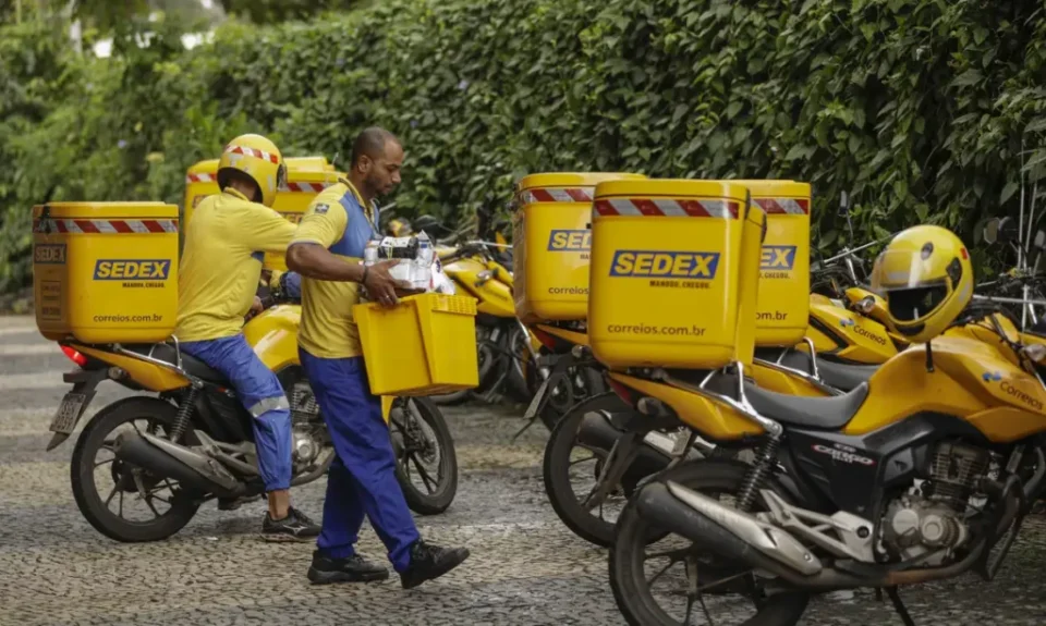 Pessoas se preparando para concurso público dos Correios.