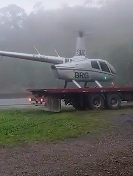 Piloto aterrissa na rodovia e pega carona em caminhão