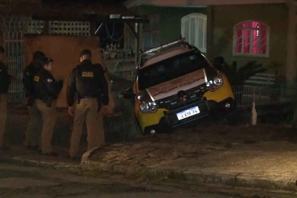 Viatura da PM invade casa e derruba muro após perseguição