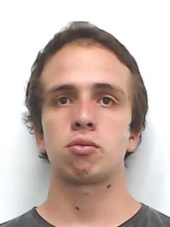 Jovem de 22 anos é morto a facadas na frente do pai