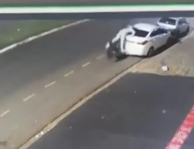 Colisão de motociclista com carro estacionado em Maringá