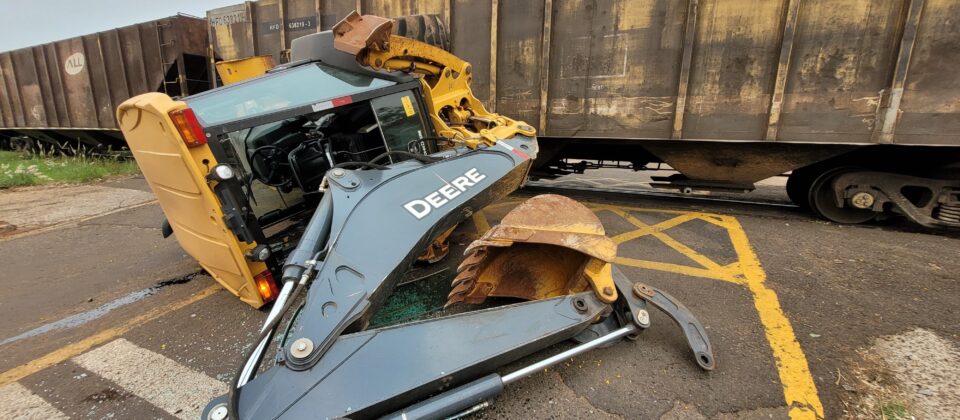 Retroescavadeira é Atingida por Trem, Ninguém se Fere
