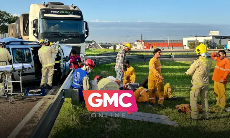 Acidente entre carreta e veículo deixa seis trabalhadores feridos