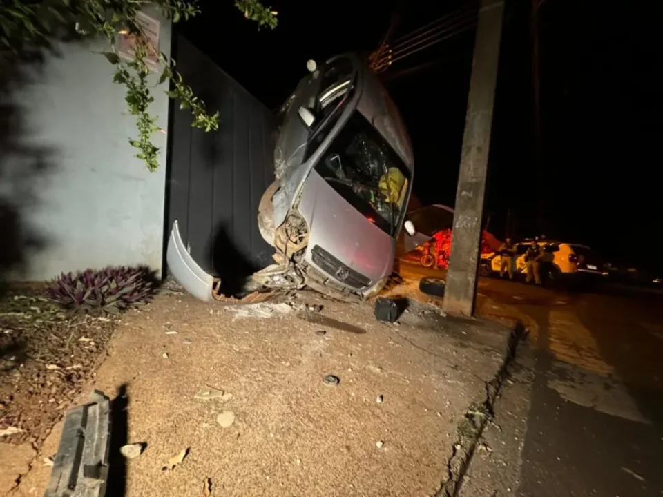 Carro Fica em Posição Vertical Após Acidente em Sarand