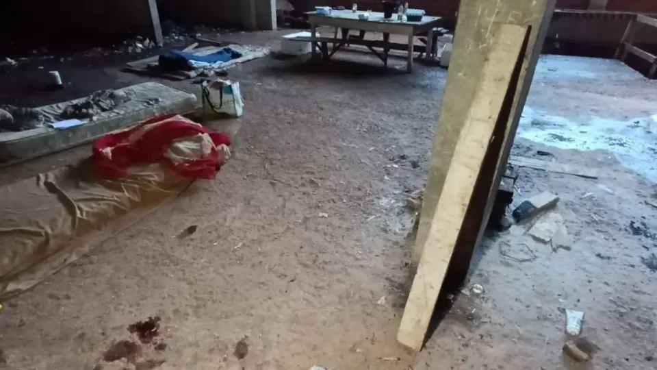 Ataque a casal em situação de rua deixa homem gravemente ferido