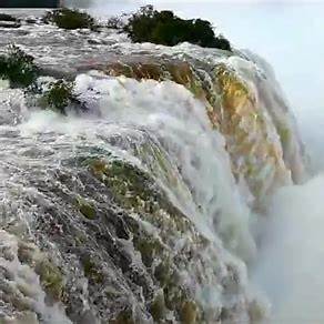 Cataratas do Iguaçu atingem vazão de 7,8 milhões de litros por segundo