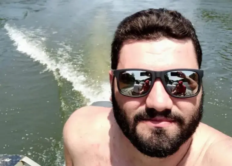 Homem de 31 anos é assassinado a tiros em praça central