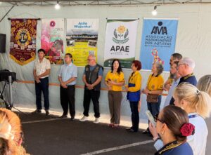 Representantes das entidades beneficiadas durante abertura da 27ª Expoflor de Maringá