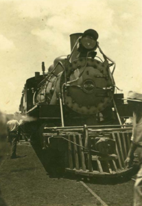 Locomotiva 608 ligada à inauguração ferroviária de Maringá em 1954